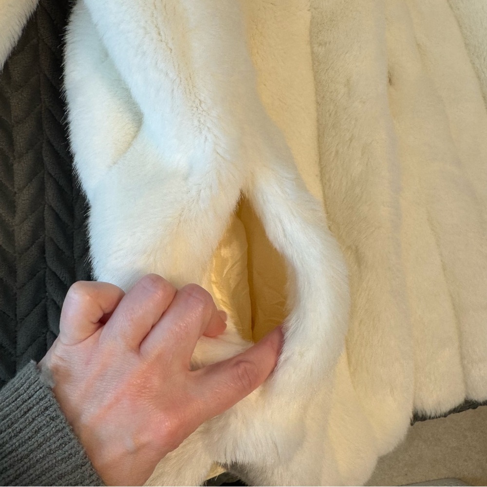 Vintage CreamyWhite Faux Fur Del Bene coat size L - Picture 11 of 11